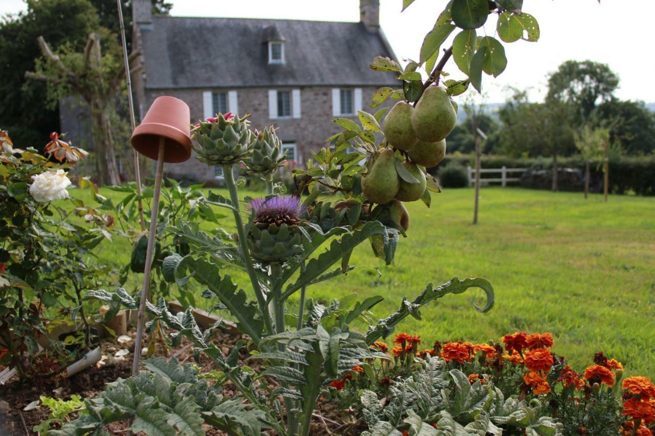 Les Goubelins Bed & Breakfast La Lande-d'Airou Bagian luar foto
