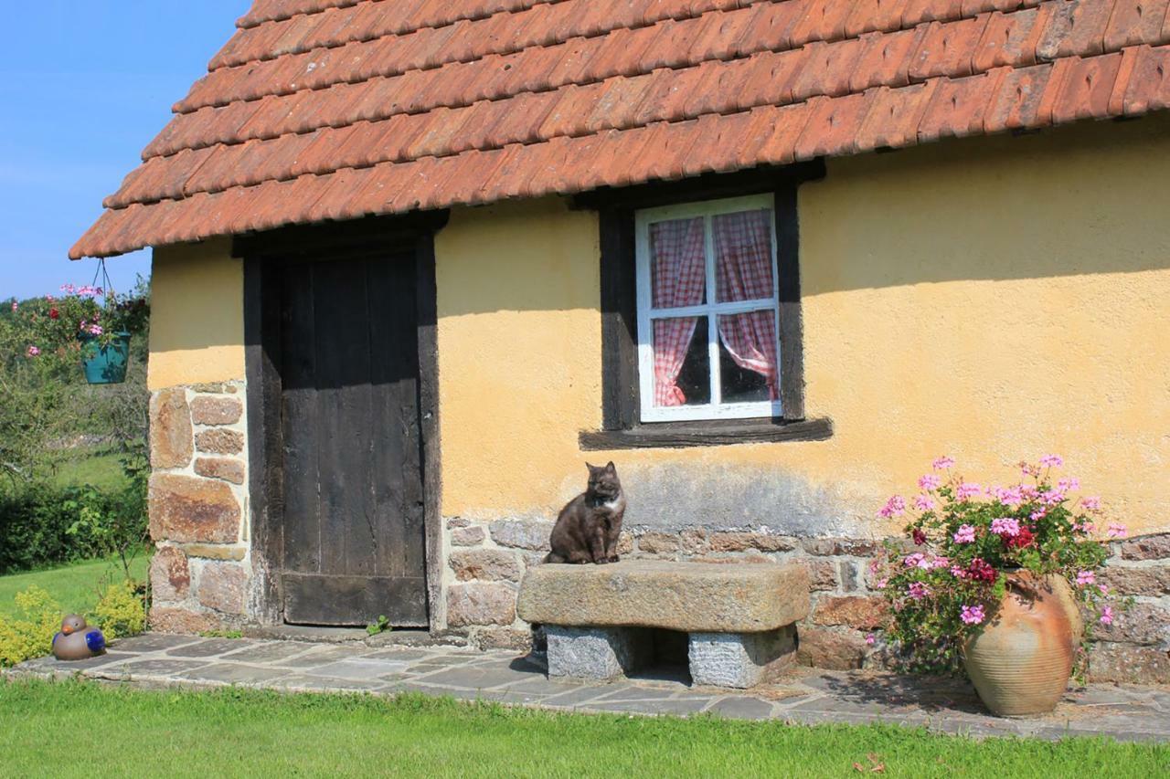 Les Goubelins Bed & Breakfast La Lande-d'Airou Bagian luar foto
